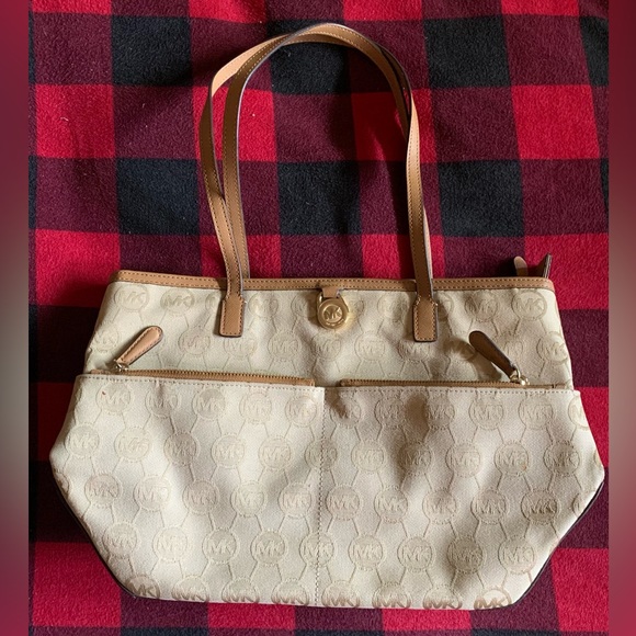 Michael Kors Kempton Signature Medium Tote. In good condition. - Picture 3 of 12